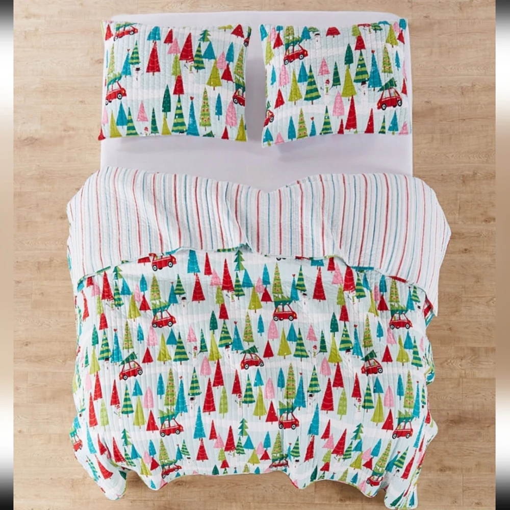 LEVTEX JOLLY HOLLY QUILT SIZE KING NWT